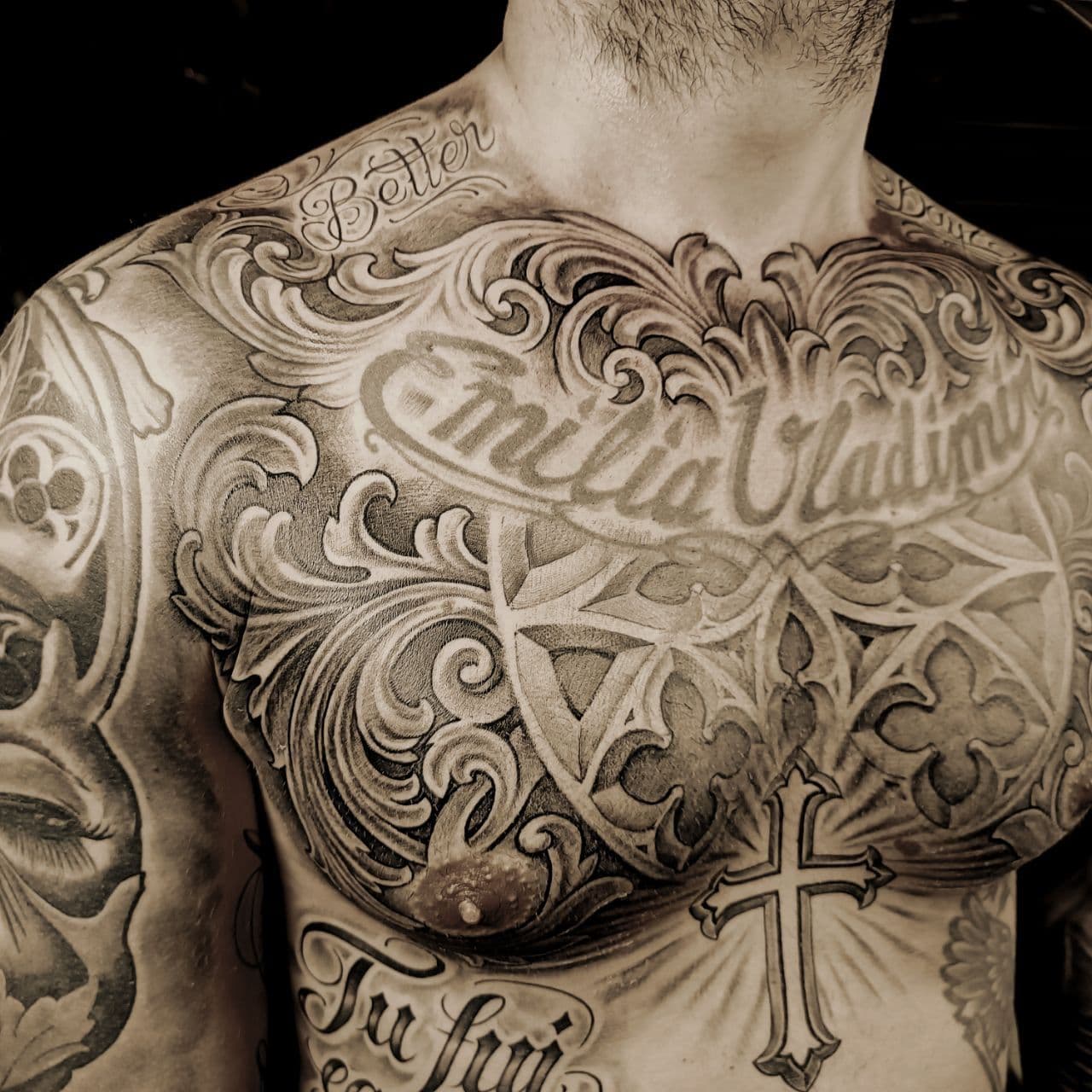 Cover-Up-Tattoo – komplexes Schwarzgrau-Flächenmotiv auf dem gesamten Oberarm