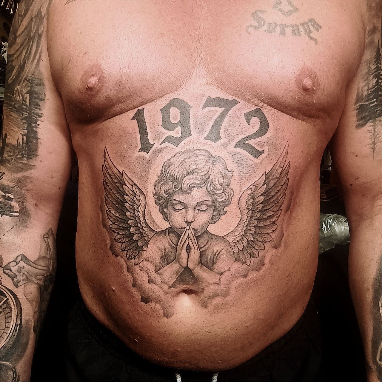 Cover-Up-Tattoo – ehemaliges Namenstattoo als elegantes Blumenmotiv auf dem Handgelenk