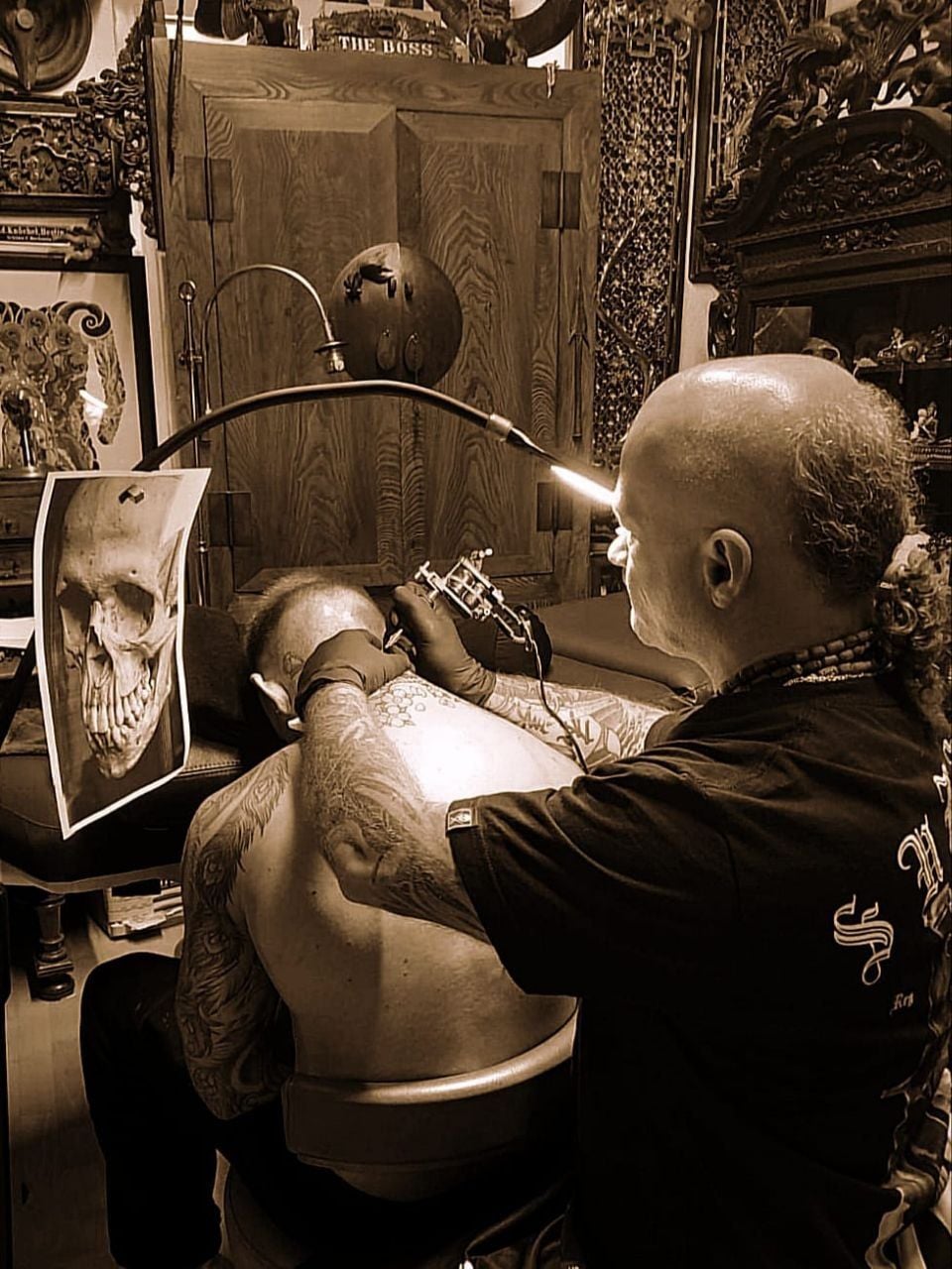 Евгений Корсун за работой — студия Tattoo Jaga, Висбаден