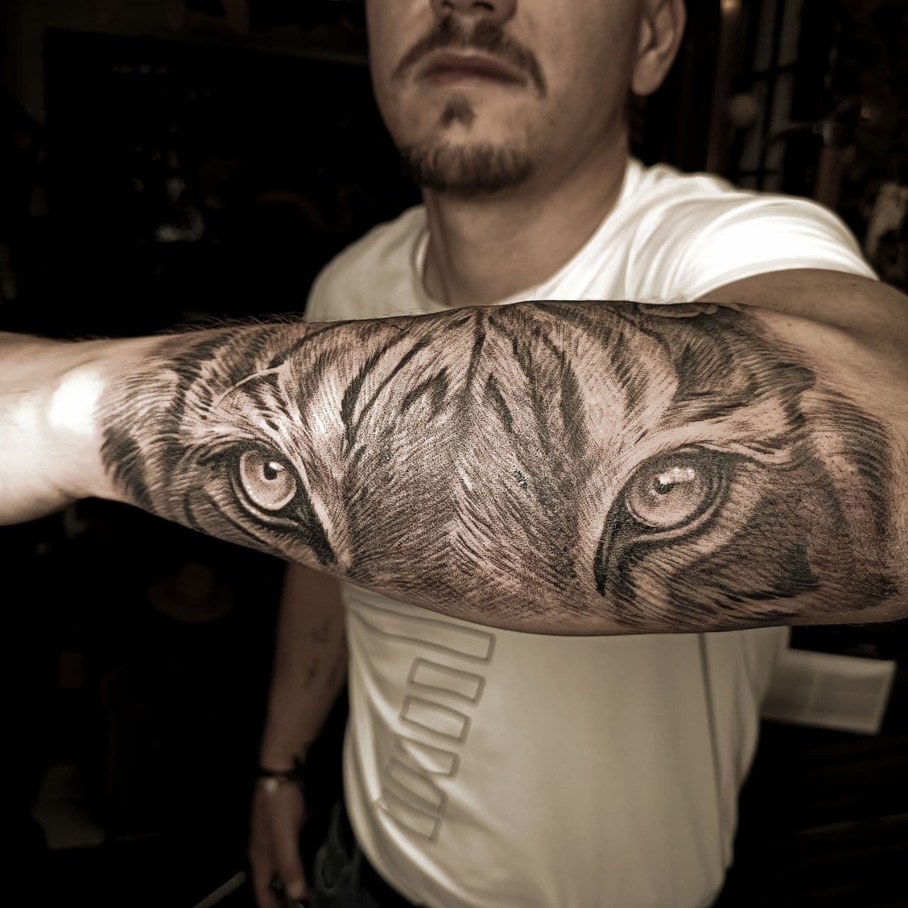 Realistisches Schwarzgrau-Tattoo – Gepard im vollen Sprint auf dem Oberschenkel